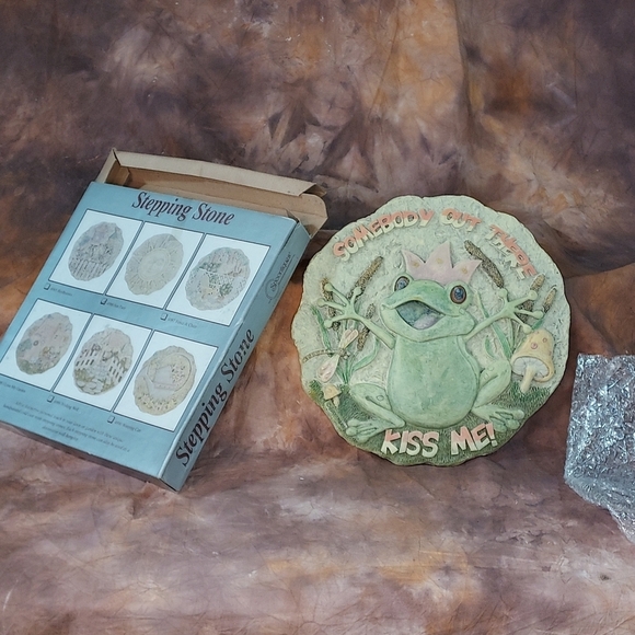 Spoontiques Frog Somebody Out There Kiss Me Stepping Stone Wall Plaque 9.5" - Picture 2 of 7